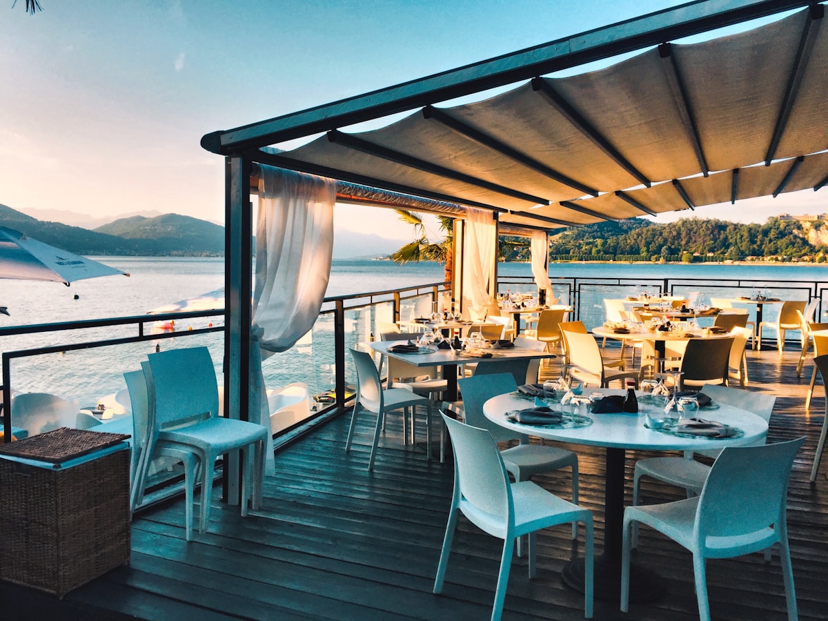 Terraza de restaurante con mesas y ambiente de servicio