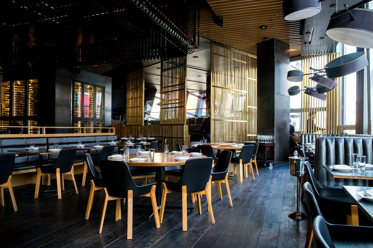 Interior de restaurante con mesas preparadas para el servicio