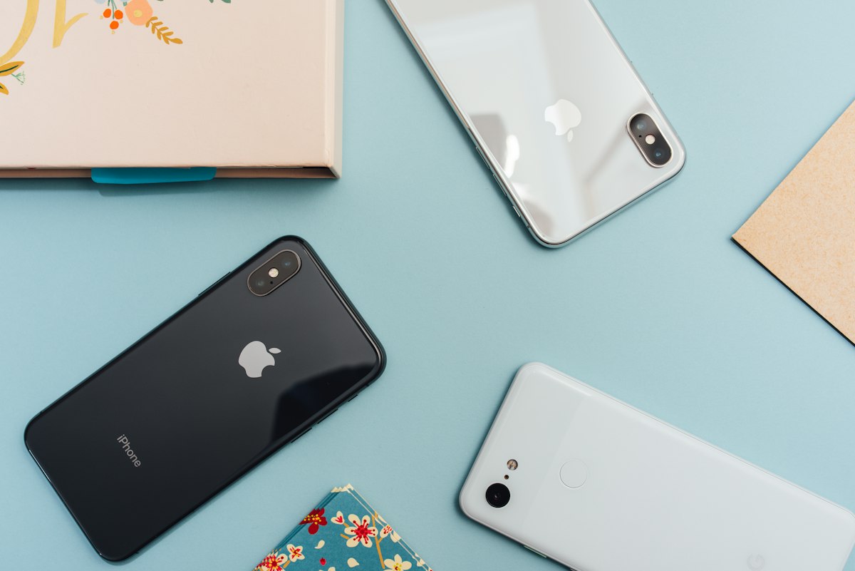 Smartphone listo para abrir un enlace — ilustración de enlaces estables