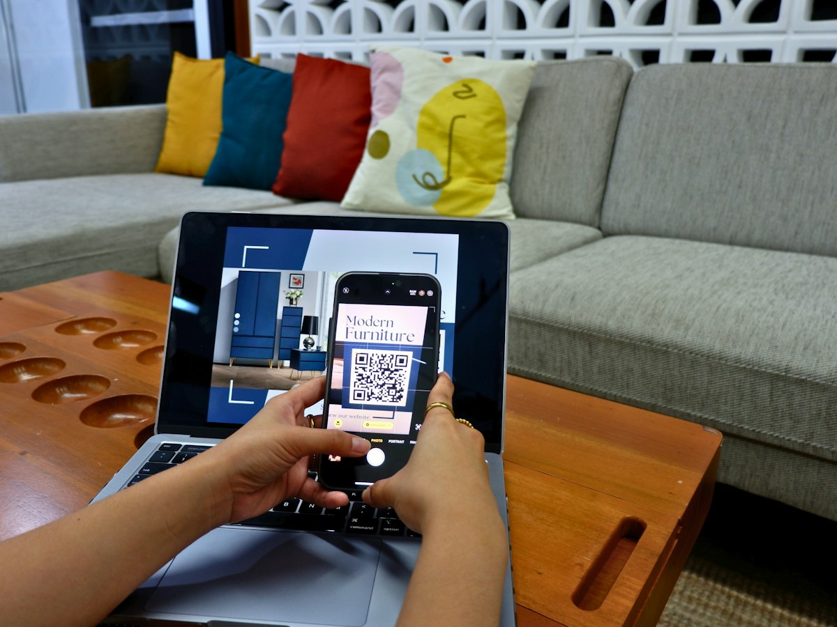 Móvil escaneando un código QR — ilustración de QR listos para imprimir